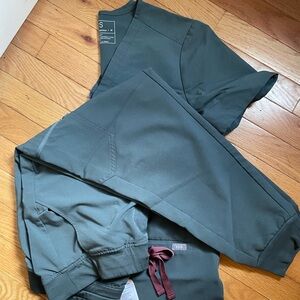 Figs women’s scrub set